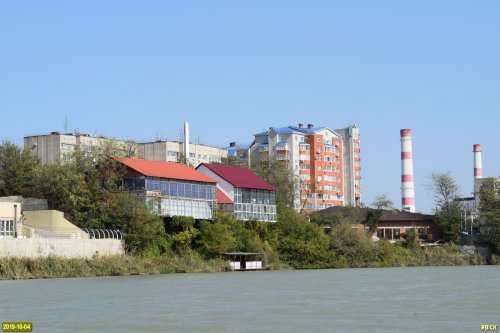 Кафе "Клуб" нависает над береговой полосой озера Старая Кубань