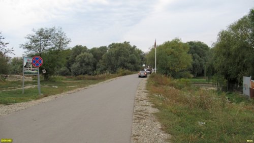 На незаконно построенной на Зелёный остров дамбе даже положили асфальт