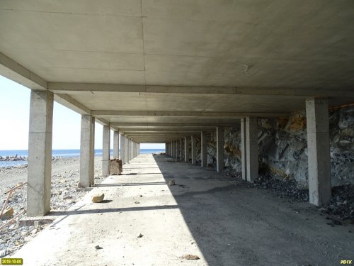 Бетонный остов "причала для маломерных судов" посёлка "Русское море" уничтожил ещё один участок девственного побережья