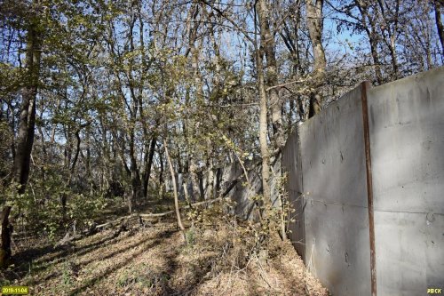 Лес Хлибизи. В лесном фонде незаконно построен капитальный забор