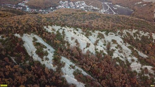 Мысхако. Этот отрог горы Колдун полностью порезан на мелкие участки, предназначенные для застройки