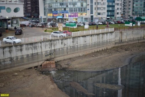 Вода в устье залива "Затон" поменяла цвет