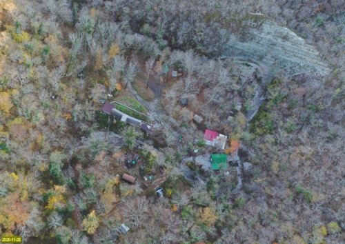 Строения так называемой "экобазы Водопад" в долине реки Кабак