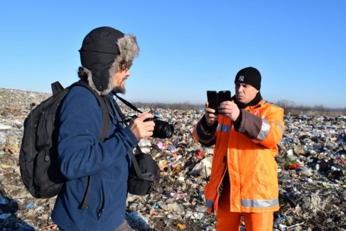 Охранник Динской свалки Семушин активно против общественной инспекции вверенного ему объекта