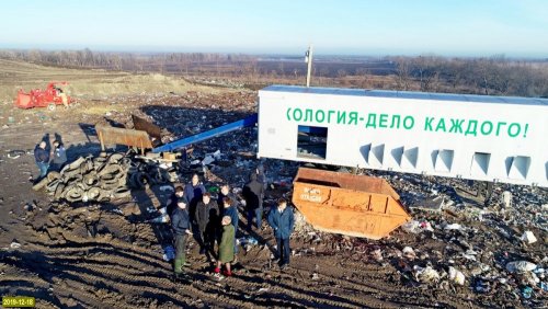Представители общественности и чиновники на Динской свалке
