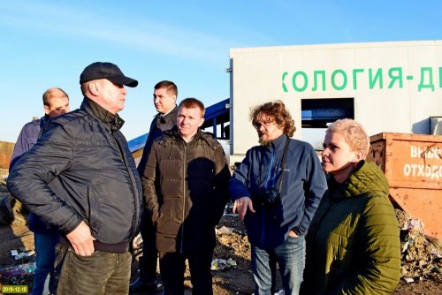 А.Рудомаха обсуждает ситуацию со свалкой с директором АО "Мусороуборочная компания" В.Облогиным