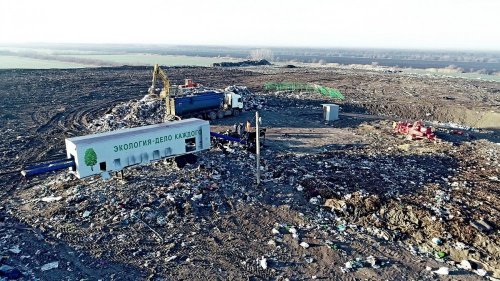 Декоративный фургон с надписью "Экология - дело каждого" для имитации якобы переработки завозимого на свалку мусора