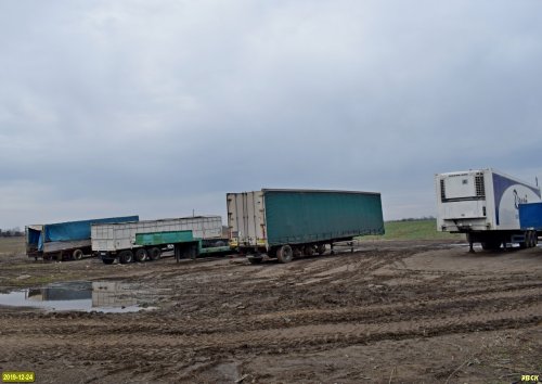 Автостоянка, незаконно организованная на засыпанном отходами русле на северной окраине станицы Пластуновской