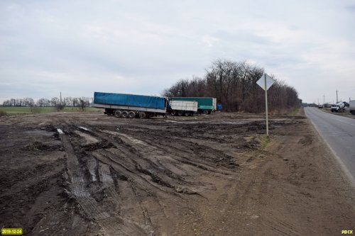 Стоянка автомобилей в станице Пластуновской организована на участке, отсыпанном мусором в русле реки