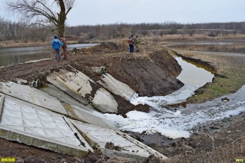Самовольно построенная дамба на реке Сосыка возле хутора Новый (Павловский район)