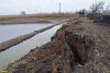 Построенная без какой-либо проектной документации дамба уже начала разрушаться