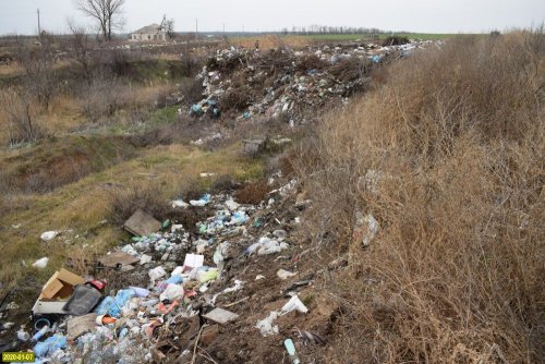 Незаконная свалка соседствует с сельхозугодьями