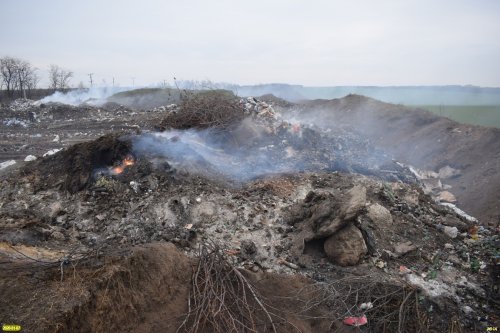 Мусор на Белоглинскую свалку не только незаконно завозится, но ещё и горит