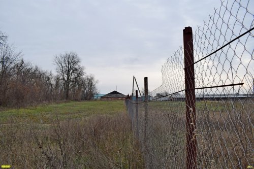 Забор идёт к берегу реки Меклета (Белоглинский район)