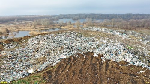 На границе старой Белореченской свалки расположены водоемы, образовавшиеся на месте старых карьеров