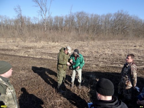 Координатор ЭВСК А.Рудомаха показывает главе Белореченского района А.Шаповалову расстояние от участка до населённых пунктов