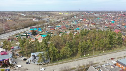 Часть территории сквера "Сосновая роща" (ст.Северская) захвачена под торговый комплекс, а также ресторан, кафе и магазин