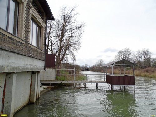 Береговая полоса озера Старая Кубань застроена вплоть до уреза воды