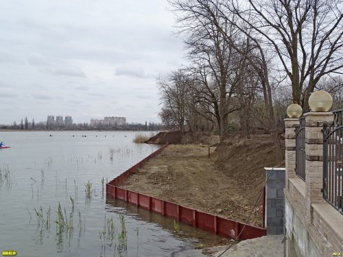 Искусственная набережная незаконно отсыпана в акватории озера Старая Кубань