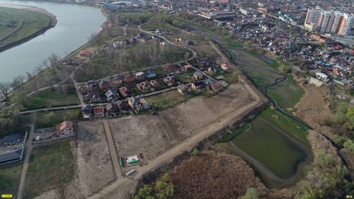 Зелёный остров "расширили" под застройку, засыпав часть русла старицы реки Кубани 