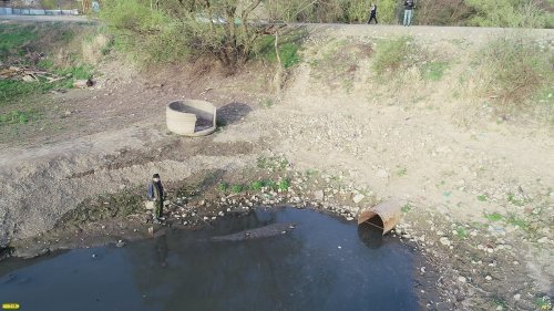 Дамба, незаконно перекрывшая русло старицы реки Кубани в районе Зелёного острова (Краснодар)