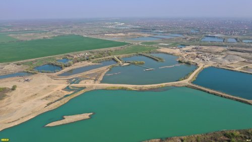 На месте этого затопленного карьера под Белореченском раньше были поля и лес