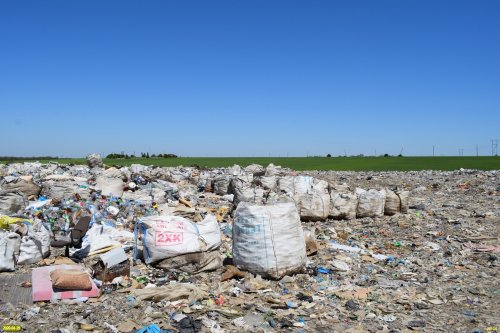 В больших пакетах - собранное на Северской свалке вторсырьё (бутылки)