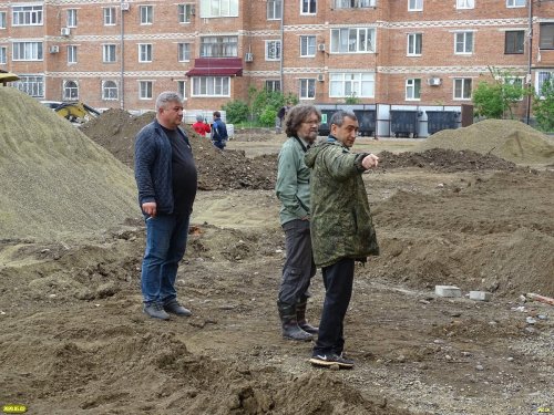 Обеспокоенные жители и координатор ЭВСК А.Рудомаха во дворе дома на Ворошилова, 1 в Апшеронске