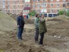 Обеспокоенные жители и координатор ЭВСК А.Рудомаха во дворе дома на Ворошилова, 1 в Апшеронске