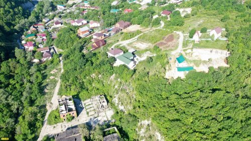Между жилым массивом в Джубге и морем - заброшенные очистные сооружения