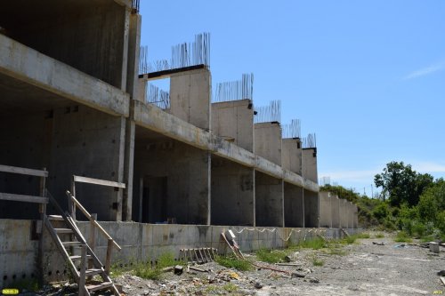 Недостроенный ЖК "Море Парк" в посёлке Ольгинка 