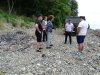 Члены ЭкоВахты и сотрудник полиции беседуют с заказчиком незаконных работ на пляже гостиницы "Престиж"