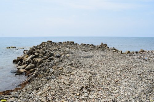 Незаконно отсыпанная в акватории Черного моря буна на пляже гостиницы "Grand Paradise" (Джубга)