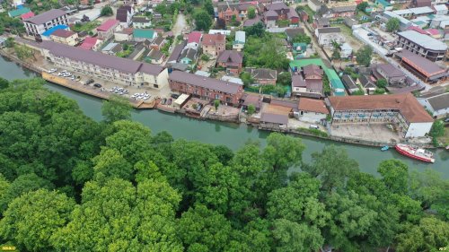 Левобережье реки Джубга напротив парка застроено до самой воды