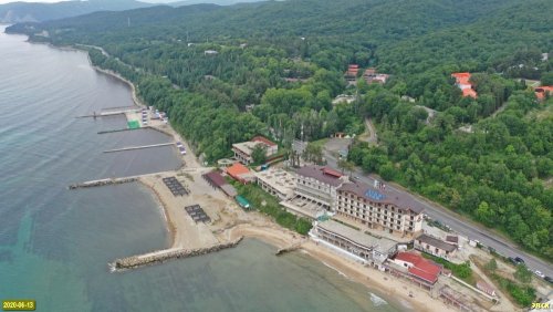 Плотная застройка пляжа "Золотой берег" между Лермонтово и Новомихайловским