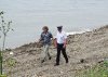 Координатор ЭВСК Андрей Рудомаха с инспектором ГИБДД на пляже возле отеля Grand Paradise в Джубге