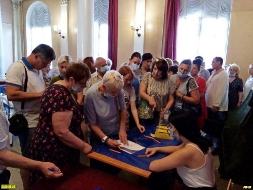 Жители пришли на обсуждения выступить против строительства порта "Виктория" на последнем пляже Шесхариса
