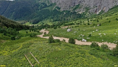 Вид сверху на участок незаконно построенной дороги на Лунную Поляну