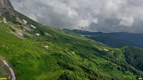 Пока еще не затронутые строительством дороги западные склоны горы Фишт между Лунной поляной и построенным участком дороги