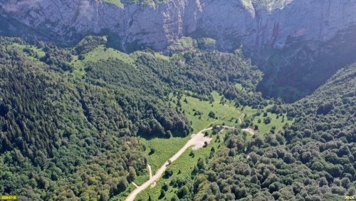 Незаконно построенная дорога пересекла Водопадную поляну