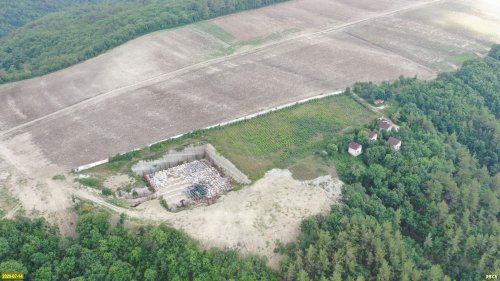 Урочище Верхний Каук (Геленджик). Незаконно вырытый котлован, засыпанный грунтом лес и самовольно построенные коттеджи в лесу