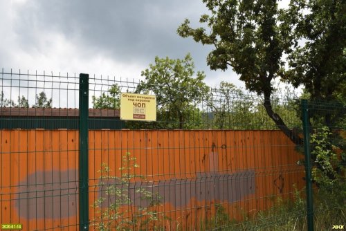 Геленджик. В дополнение к ограждению, участок лесного фонда, арендованного предпринимателем Боровым, охраняет ЧОП