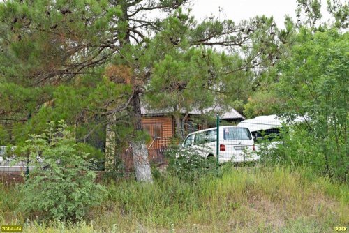 Участок леса в Геленджике, огороженный и застроенный арендатором Лисиенко