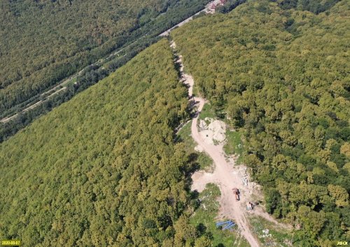 Вид на склон хребта Котх, изуродованный просекой под канатную дорогу
