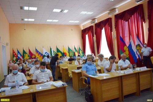 Администрация Северского района. Перед началом совещания
