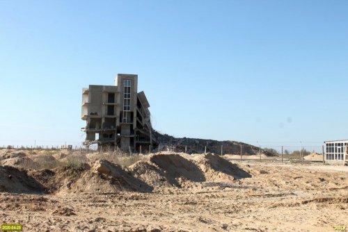 Снос незаконной гостиницы на Благовещенской косе (фото от 27 апреля 2020 года)