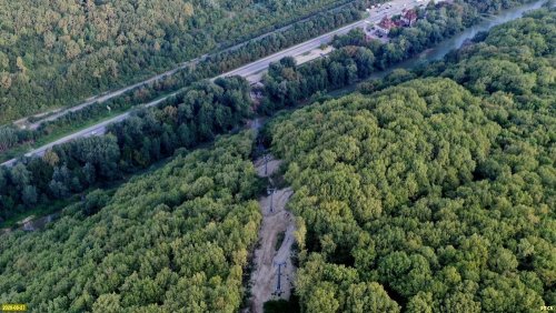 Трасса канатной дороги, незаконно прорубленной в лесном массиве на хребте Котх