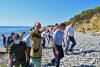 Представитель утришского сообщества Роман Сафронов показывает губернатору точку, с которой начался пожар