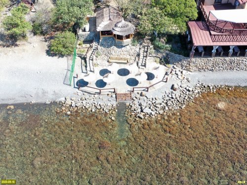 Забетонированная площадка на пляжной территории возле отеля-ресторана "Форт-Утриш"