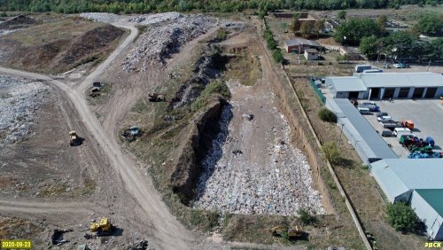 Яма, выкопанная под размещение мусора